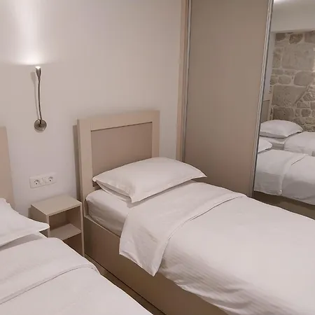 Divna アパート イモツキ